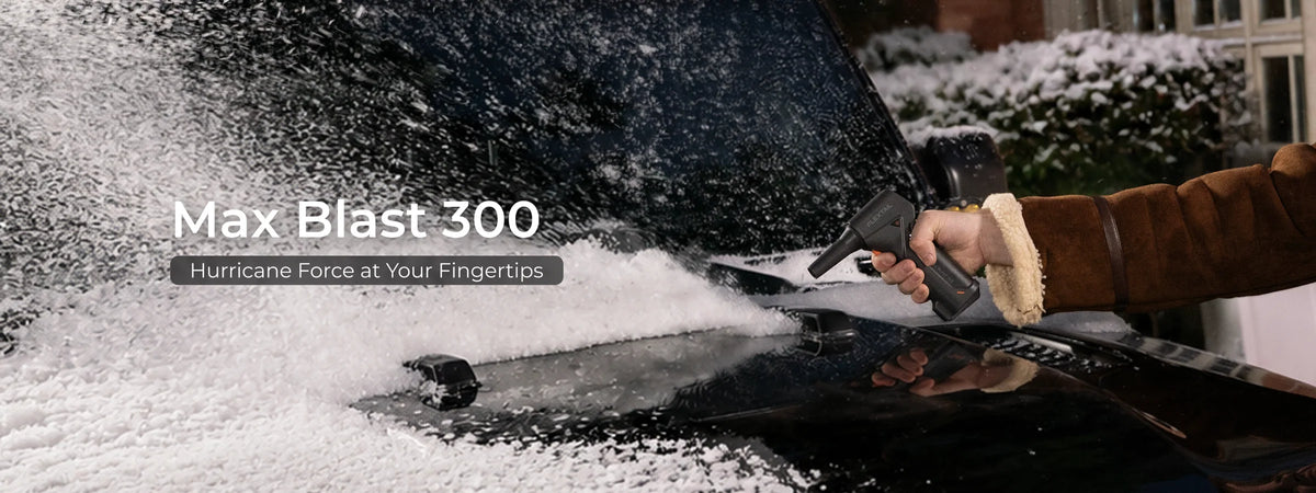 FLEXTAIL MAX BLAST 300 bläst frischen Schnee von einer Fahrzeugscheibe